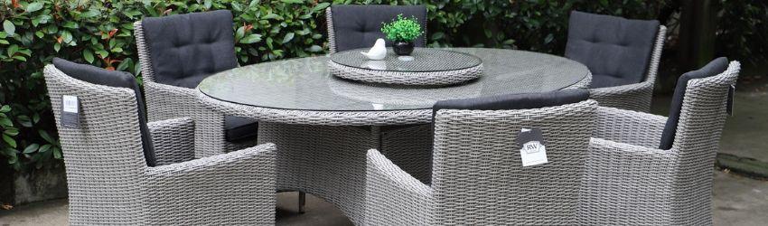 HOW TO CLEAN YOUR GARDEN FURNITURE